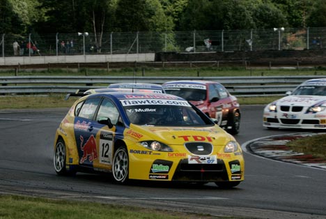 Verdens første racer dieselmotor i en WTCC bil havde premiere i søndagens afdeling af VM for standardvogne.
